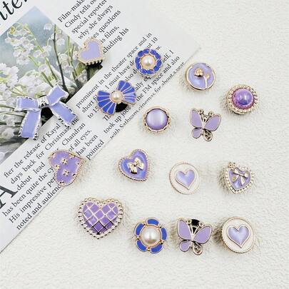 16件珍珠、蝴蝶、心形树脂装饰品，适用于休闲鞋、木屐和凉鞋，经久耐用，设计可爱别致，是派对礼品和创意礼物的完美之选。