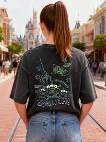 This Disney Women's T-Shirt Features A Creative Toy Story Letter And Cartoon Print On Both Sides. It's A Spring/Summer Style Round Neck Retro Washed Cotton T-Shirt, Made Of Soft And Comfortable Pure Cotton Fabric, Suitable For Everyday Wear, Shopping, Travel, And Casual Occasions. It Also Makes A Wonderful Gift. - màu đen - Xem 3