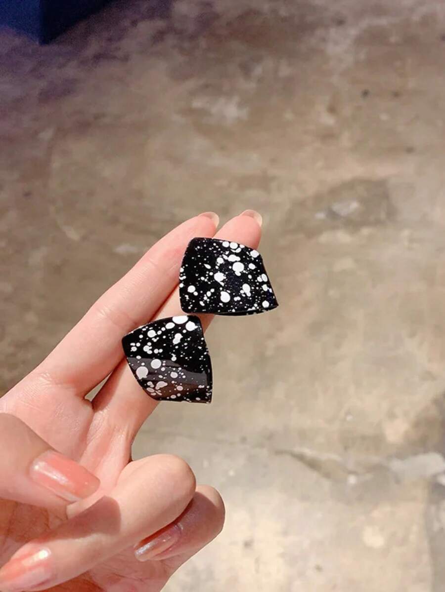 1对不对称金属珐琅耳环，欧美风格个性时尚耳环，适合女性和女孩，旅行、婚礼、派对、生日、圣诞节礼物（2026款） - 黑色 - 查看 1