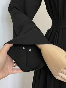 Abaya negra modesta con pliegues y cinturón con anilla, vestido largo de manga larga estilo islámico - Negro - Ver 6