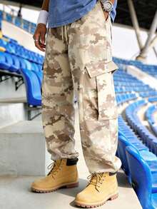 EVRINFINITE Manfinity Homme 男士迷彩印花翻盖口袋抽绳腰直筒宽松工装裤 - 卡其色 - 查看 1