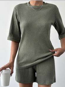 Conjunto de dos piezas de blusa de cuello redondo de manga corta acanalada y shorts para mujer - Verde militar - Ver 1