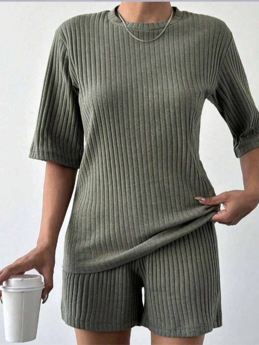 Conjunto de dos piezas de blusa de cuello redondo de manga corta acanalada y shorts para mujer - Verde militar - Ver 1