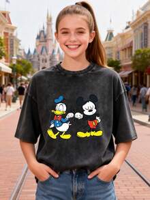 This Disney Women's T-Shirt Features A Creative Mickey Mouse And His Best Friend Fist-Bumping Cartoon Print. It's A Spring/Summer Style Crew Neck Retro Washed Cotton T-Shirt, Made Of Soft And Comfortable Pure Cotton Fabric, Suitable For Everyday Wear, Shopping, Travel, And Casual Occasions. It Also Makes A Wonderful Gift. - màu đen - Xem 1