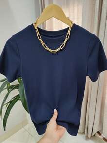 Blusa feminina plus size canelada de poliéster com gola redonda, manga curta e modelagem regular com elasticidade média. - Azul Royal - Visão 2