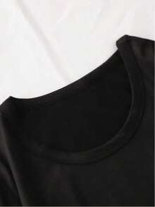 Camiseta Estampa Gato Sombrio com Lua Cheia, Arte Minimalista Dark em Preto e Branco, Visual Misterioso e Elegante, Camisa Masculina Estilo Gótico Contemporâneo, Ilustração Simples e Impactante, Ideal para Quem Curte Moda Dark Clean, Estética Noturna e Peças Atemporais com Forte Identidade Visual - Preto - Visão 2