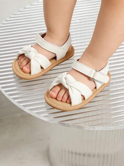 Sandalias de verano de cuero sintético suave con puntera abierta para bebés y niñas pequeñas, zapatos planos de princesa con flores para bebés en blanco, rosa, negro y marrón