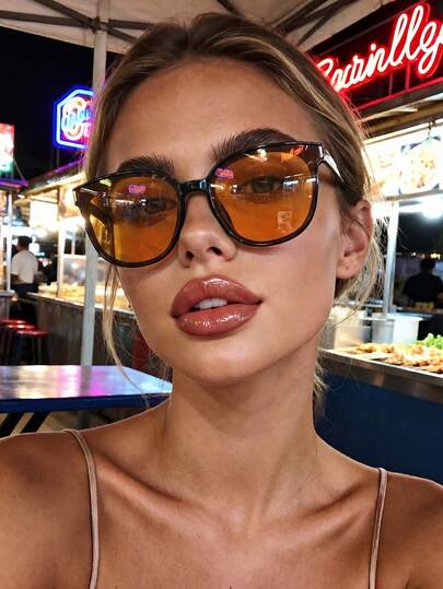 一副男女通用的时尚橙色方形眼镜，适合驾驶、露营、热带海滩、户外旅行、家庭出游、约会等场合，时尚配饰。