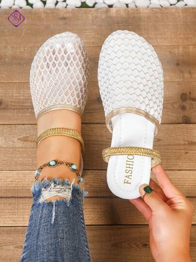 Sandal đế bằng thời trang cỡ lớn dành cho nữ, màu trắng lưới, thêu chỉ vàng, chất liệu lưới thoáng khí với họa tiết thêu vàng, quai co giãn phía sau, thích hợp cho mùa hè đi biển, đi làm, du lịch, lễ hội âm nhạc, kỳ nghỉ và các dịp tiệc tùng.