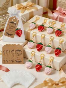 60/30/15/3 Stück/Set Erdbeere Schlüsselanhänger Geschenkset, inklusive 5 handgefertigte Erdbeere Schlüsselanhänger, 5 Dankeskarten und 5 Organza Beutel. Die Schlüsselanhänger sind handgefertigt mit roten und weißen Erdbeeren. Ideal als Geschenk für Brautjungfern, Gäste, Geburtstagsfeiern, Baby-Partys, Muttertagsfeiern, Verlobungspartys, Junggesellinnenabschiede und Abschlussfeierlichkeiten. - Übersicht 5