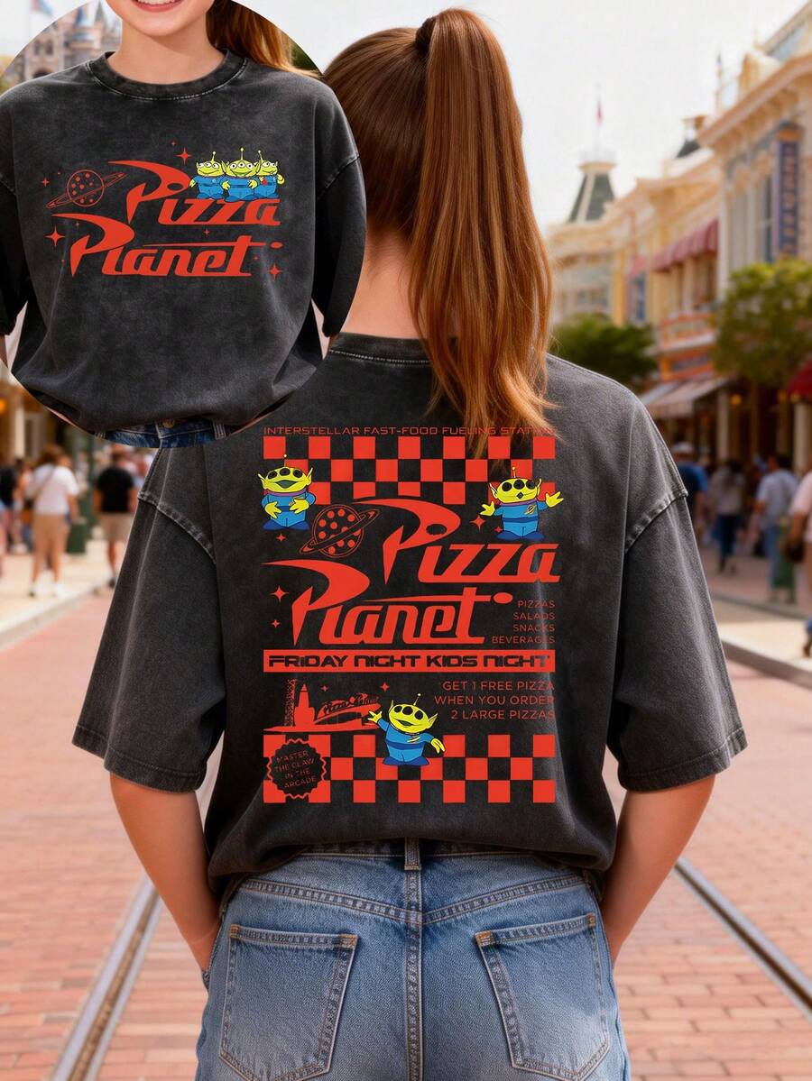 This Disney Women's T-Shirt Features A Creative Toy Story Letter And Cartoon Print. It's A Spring/Summer Style Round Neck Retro Washed Cotton T-Shirt, Made Of Soft And Comfortable Pure Cotton Fabric, Suitable For Everyday Wear, Shopping, Travel, And Casual Occasions. It Also Makes A Wonderful Gift. - 黑色 - 查看 1