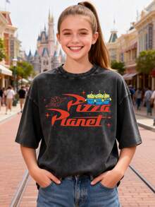 This Disney Women's T-Shirt Features A Creative Toy Story Letter And Cartoon Print. It's A Spring/Summer Style Round Neck Retro Washed Cotton T-Shirt, Made Of Soft And Comfortable Pure Cotton Fabric, Suitable For Everyday Wear, Shopping, Travel, And Casual Occasions. It Also Makes A Wonderful Gift. - 黑色 - 查看 2