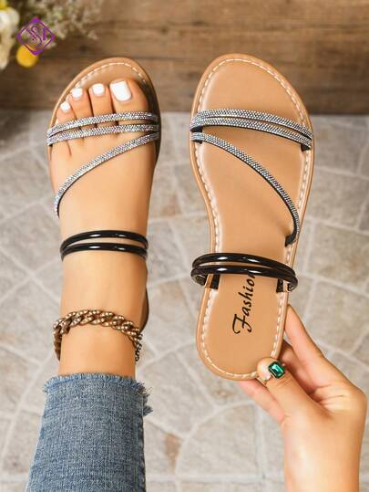 大码水钻装饰平底凉鞋，春夏百搭，舒适易穿，适合沙滩、派对、休闲场合。