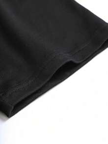 Camiseta Estampa Gato Sombrio com Lua Cheia, Arte Minimalista Dark em Preto e Branco, Visual Misterioso e Elegante, Camisa Masculina Estilo Gótico Contemporâneo, Ilustração Simples e Impactante, Ideal para Quem Curte Moda Dark Clean, Estética Noturna e Peças Atemporais com Forte Identidade Visual - Preto - Visão 4