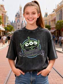 This Disney Women's T-Shirt Features A Creative Toy Story Letter And Cartoon Print On Both Sides. It's A Spring/Summer Style Round Neck Retro Washed Cotton T-Shirt, Made Of Soft And Comfortable Pure Cotton Fabric, Suitable For Everyday Wear, Shopping, Travel, And Casual Occasions. It Also Makes A Wonderful Gift. - màu đen - Xem 2