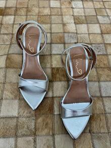 Low-Heeled Sandal With A Pointed Toe And Cup Shape. - Silver - View 2