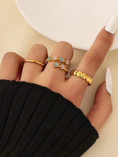 Set de 3 anillos de acero inoxidable con acabado dorado minimalista y diseño de flor lisa, adecuados para uso diario de mujeres o como regalo