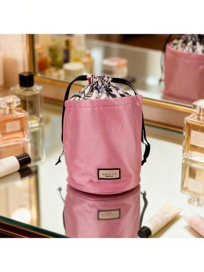 Gucci 女士化妆包 - 紫色丝绸抽绳收纳袋。采用安全抽绳封口，容量大。是商务旅行、日常使用和化妆品收纳的理想之选。