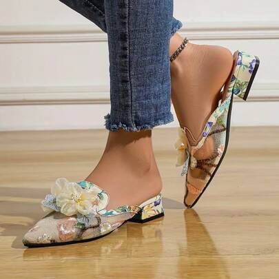 女士尖头低跟鞋，饰有玫瑰花纹