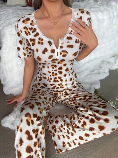 2pcs Leopard Print V-Neck Decorated Short Sleeve Top And Pants Pajama Set