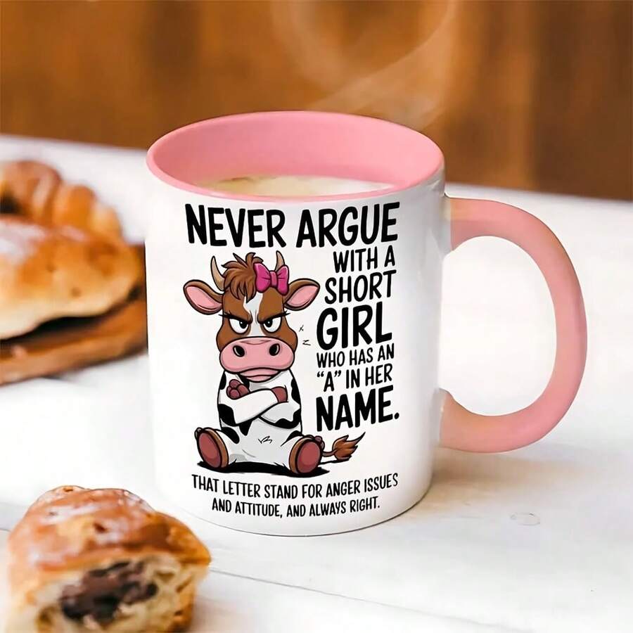 Cốc hình bò ngộ nghĩnh dành cho nữ - "Đừng bao giờ cãi nhau với một cô gái thấp bé có chữ A trong tên" - Cốc cà phê gốm sứ màu hồng và trắng, 350ml, quà tặng độc đáo cho phái nữ, sinh nhật, Giáng sinh, Lễ Tạ ơn, Ngày của Mẹ, quà tặng tình bạn - Thiết kế hài hước về sự nóng giận và thái độ - An toàn với máy rửa chén và lò vi sóng - Lý tưởng cho cà phê, trà, sô cô la nóng - Ý tưởng quà tặng độc đáo cho mẹ, chị gái, bạn bè, đồng nghiệp có tên bắt đầu bằng chữ A - Cốc in câu nói châm biếm vui nhộn để làm tươi sáng bất kỳ buổi sáng nào