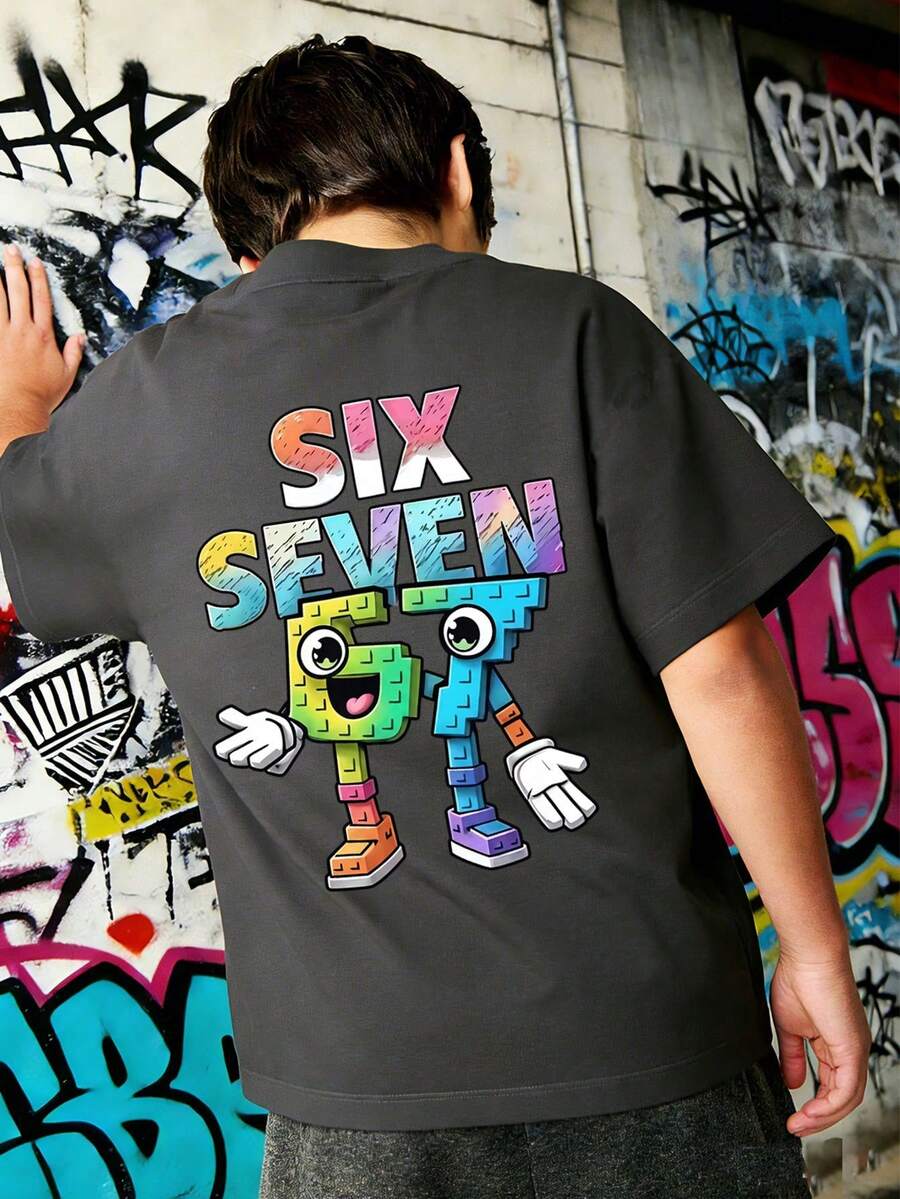 男童“SIX SEVEN-Italian Brain”彩色数字67卡通印花T恤,适合日常穿着、街头风、校园风,时尚休闲百搭的男童夏季上衣 - 深灰色 - 查看 1
