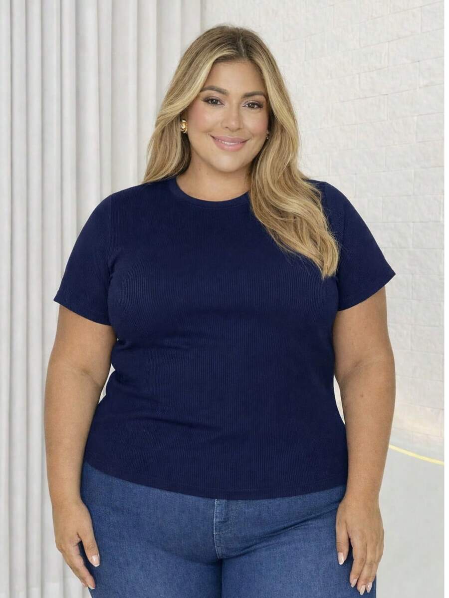 Blusa feminina plus size canelada de poliéster com gola redonda, manga curta e modelagem regular com elasticidade média. - Azul Royal - Visão 1