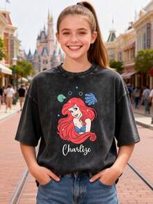 This Disney Women's T-Shirt Features A Creative Double-Sided Print Of The Disney Princess Ariel's Lettering And Cartoon Design. It's A Spring/Summer Style Round Neck Vintage-Inspired Washed Cotton T-Shirt, Made Of Soft And Comfortable Pure Cotton Fabric, Suitable For Everyday Wear, Shopping, Travel, And Casual Occasions. It Also Makes A Wonderful Gift. - 黑色 - 查看 2