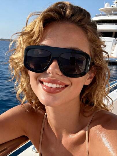 一副男女通用大方框眼镜，韩版百搭，适合海滩、度假、户外活动，是送给女性的绝佳礼物。