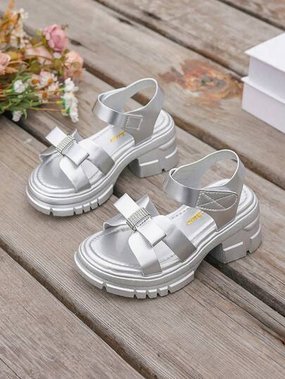 2026新款女童高跟凉鞋，银色，简约休闲，适合夏季、海滩、户外、校园、街头穿着