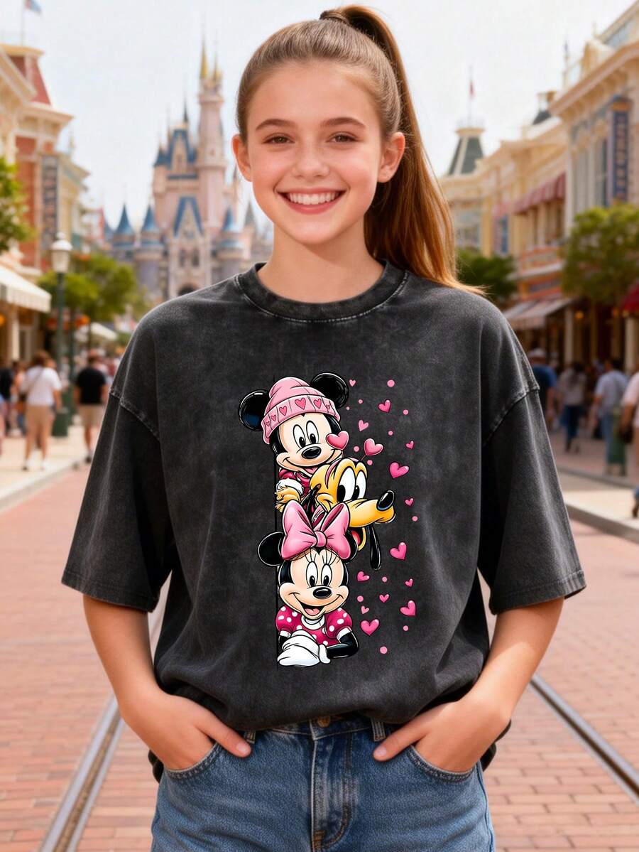This Disney Women's T-Shirt Features A Creative Disney Valentine's Day Print Of Mickey Mouse And His Friends. It's A Spring/Summer Style Crew Neck Retro Washed Cotton T-Shirt, Made Of Soft And Comfortable Pure Cotton Fabric, Suitable For Everyday Wear, Shopping, Travel, And Casual Occasions. It Makes A Wonderful Gift. - 黑色 - 查看 1