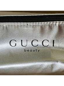 Gucci 这款银色化妆包也可以用作铅笔盒，非常适合日常使用。它质感上乘，便于携带，并配有拉链隔层。 - 銀色 - 查看 6