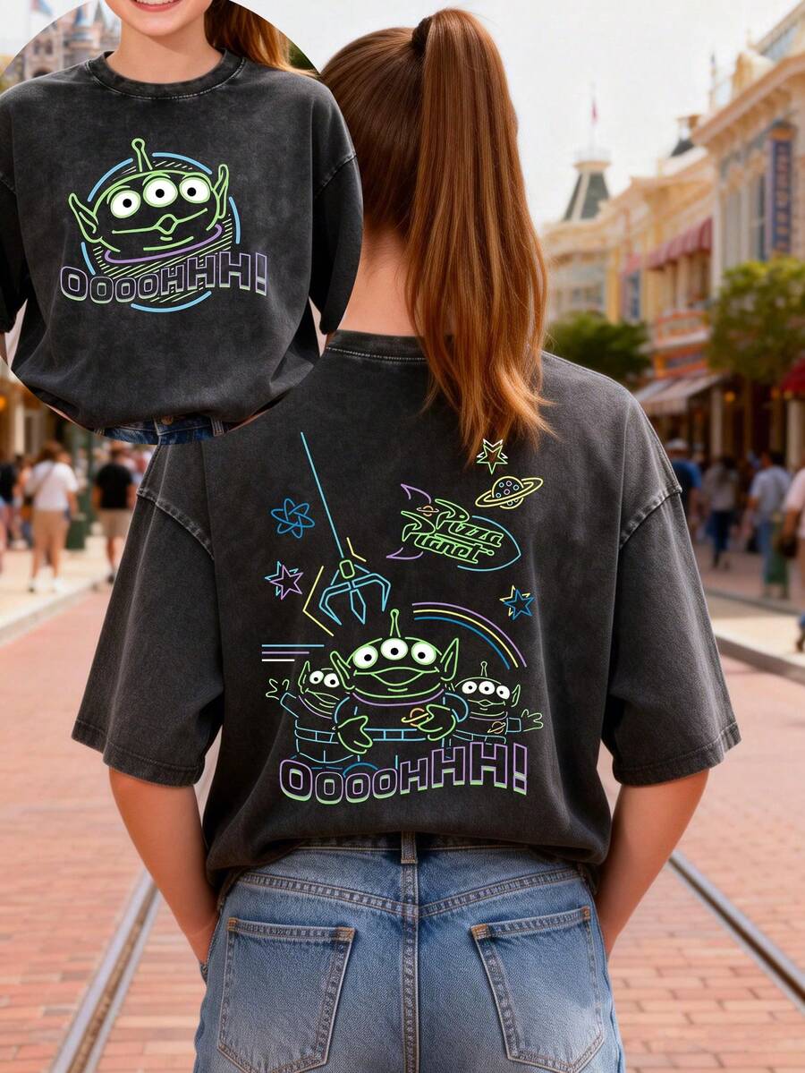 This Disney Women's T-Shirt Features A Creative Toy Story Letter And Cartoon Print On Both Sides. It's A Spring/Summer Style Round Neck Retro Washed Cotton T-Shirt, Made Of Soft And Comfortable Pure Cotton Fabric, Suitable For Everyday Wear, Shopping, Travel, And Casual Occasions. It Also Makes A Wonderful Gift. - màu đen - Xem 1