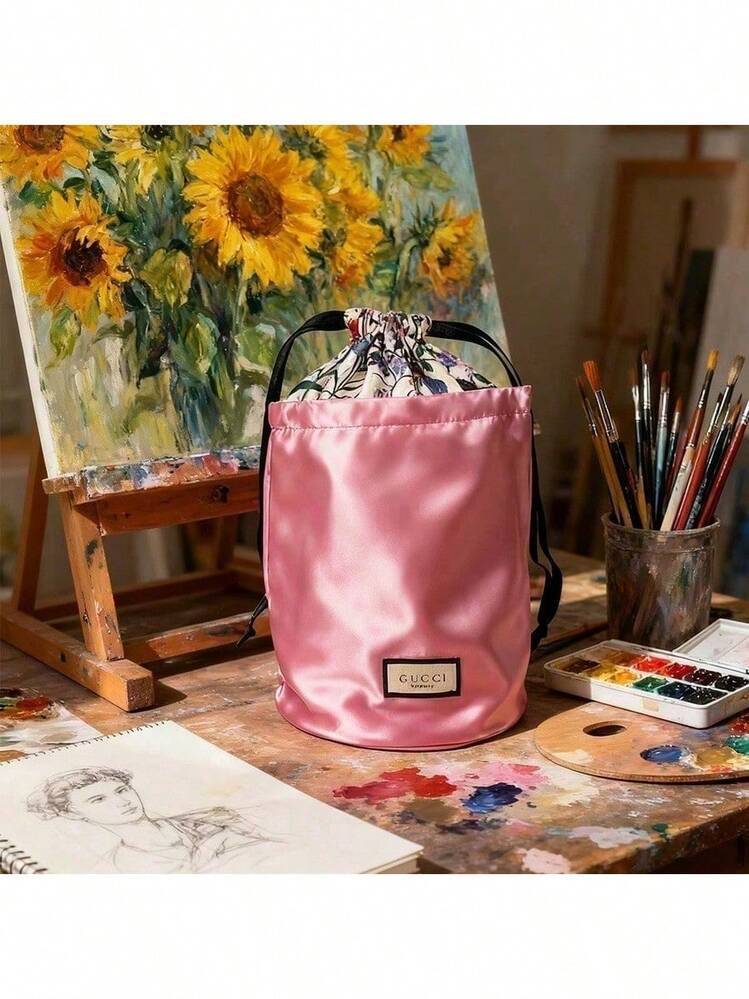 Gucci 女士化妆包 - 紫色丝绸抽绳收纳袋。采用安全抽绳封口，容量大。是商务旅行、日常使用和化妆品收纳的理想之选。 - 紫色 - 查看 3