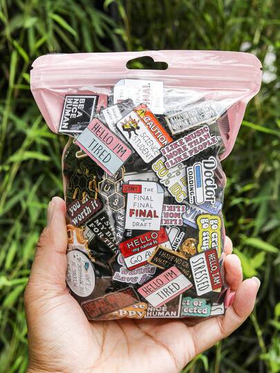 [5/10/15/20/30/40/50pcs Random Mixed Letter Brooch Set (No Duplicate Styles), Creative Alloy Metal Pin Badge, Multiple Designs, Patterns, Styles, Letters, Suitable For Multiple Occasions, The More Quantity The More Diverse Styles, Decoration For Shoes, Bags, Clothes, Wonderful Gift For Adults And Kids]