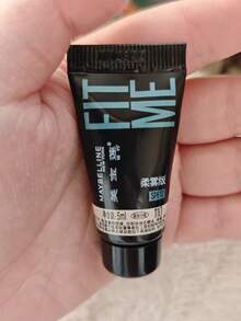 Maybelline Kem nền Fit Me Matte Perfect Foundation SPF 17 #110, tông hồng trắng, 5/30ml. Cung cấp độ ẩm lâu dài 24 giờ, công thức 3 trong 1 (cố định lớp trang điểm/dặm lại/làm sáng da), lớp nền lì tự nhiên và dưỡng chất lâu trôi. Quy trình trang điểm 3 bước dễ dàng, phù hợp với tông da hồng trắng và da dầu, tạo lớp nền hoàn hảo, lâu trôi cho sử dụng hàng ngày. - Phiên bản sương mù nhẹ 110 - Xem 10