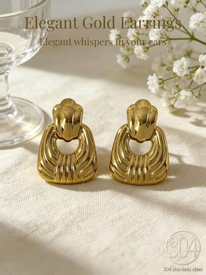一对优雅的金色女士耳环，采用低过敏性不锈钢制成，并镀有18K金。适合日常佩戴或节日场合，也可作为节日和生日礼物送给女性。