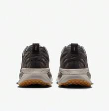 Under Armour 男士 VOMERO 18 运动公路训练跑鞋 - 深灰色 - 查看 10