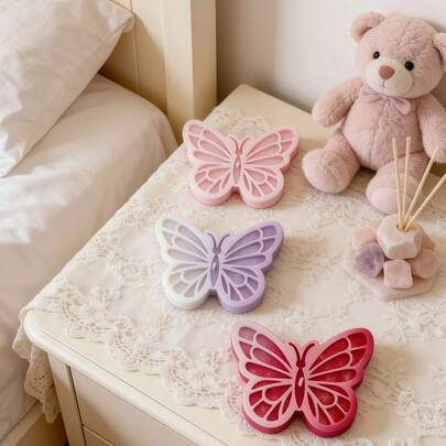 1支蝴蝶香氛蜡烛 - 节日必备礼物，采用天然大豆蜡制成，无烟持久留香。蜡烛拥有梦幻般的3D蝴蝶造型，多种颜色和香型可选。它既是实用的香薰精油，也是时尚的装饰品，适合节日装饰和情人节礼物。