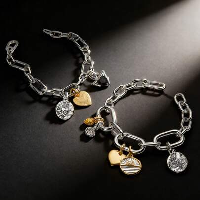 一件复古独特的银色吊坠首饰。这款吊坠设计时尚精致，为日常穿搭增添时尚气息。