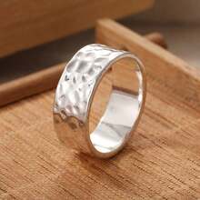 Một chiếc nhẫn kiểu dáng tối giản, cổ điển với họa tiết đục lỗ, thích hợp làm phụ kiện cá nhân hóa cho trang phục hàng ngày hoặc các bữa tiệc. - Bạc - Xem 5
