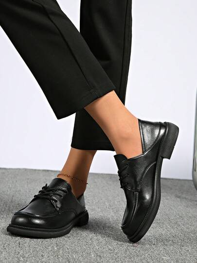 女士时尚学院风鞋，JK Lolita商务正装通勤百搭鞋。纯色设计，法式英伦风格，经典日常穿着，也适合派对、仪式、工作场合。