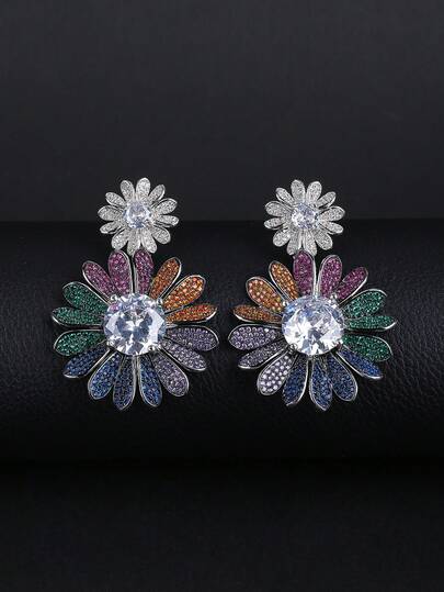 一对奢华珠宝风格铜质微镶嵌立方氧化锆花朵吊坠耳环，适合搭配晚礼服和派对服饰