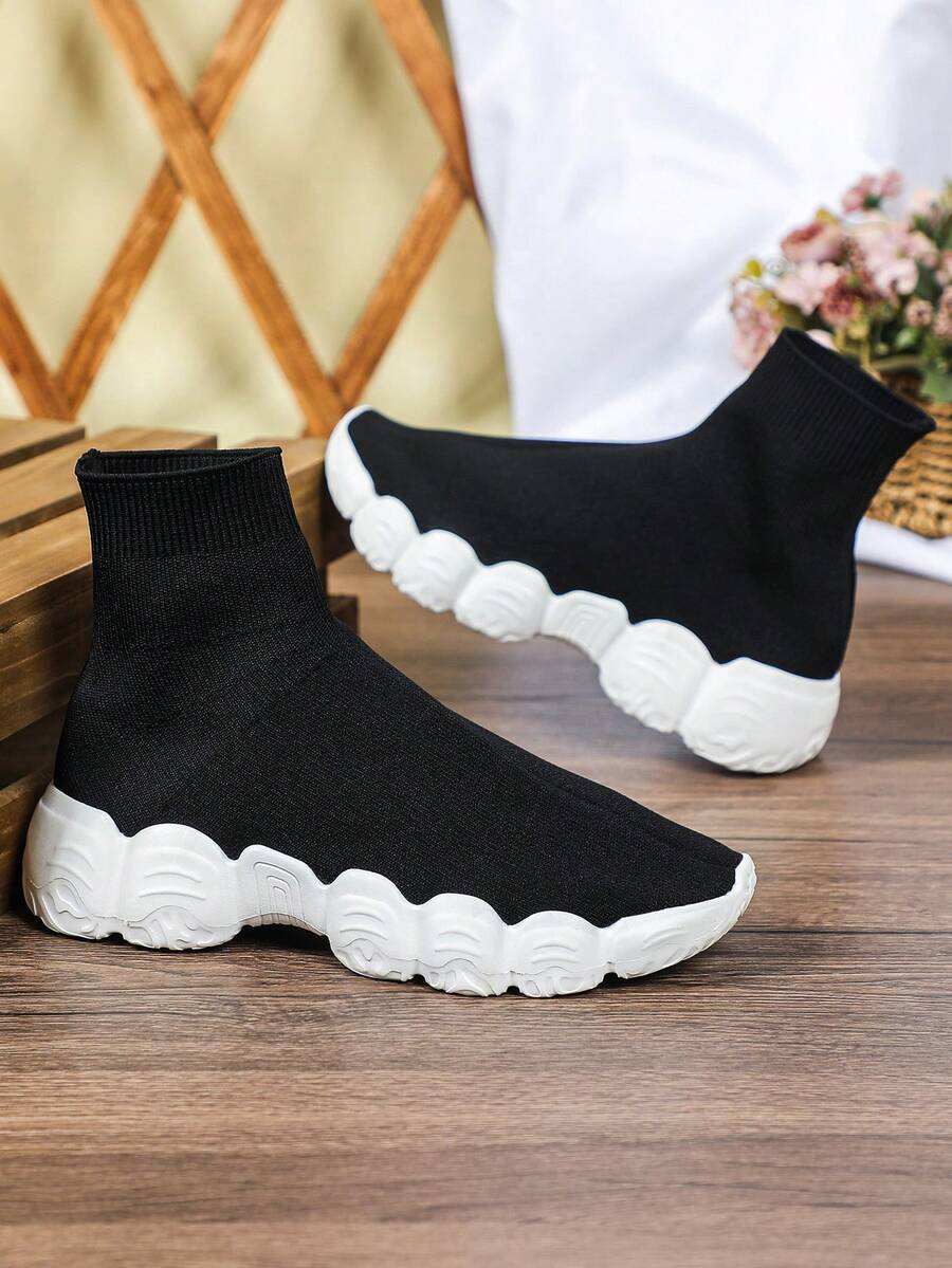 Giày lười nam màu đen, dễ mang vào và tháo ra, ôm chân, có phiên bản rộng cho đôi, thoải mái, nhẹ và thoáng khí, với đế mềm mại cá nhân hóa. Thích hợp cho mang hàng ngày, mua sắm, hoạt động ngoài trời như giày thể thao thường ngày.