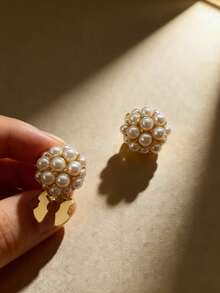 这款花卉袖扣散发着时尚与精致的气息。衬衫纽扣是女士聚会的轻奢配饰，也是馈赠女性的完美礼物，更是日常节日派对的理想之选。 - 彩色 - 查看 3