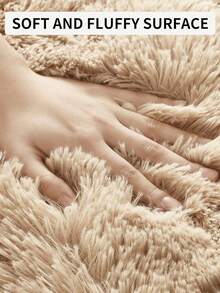 柔软舒适的米色长毛地毯，现代简约北欧风格，暖色调，营造温馨的室内氛围。这款毛绒地毯舒适柔软，适用于客厅、卧室，是秋冬季节的理想礼物，也是圣诞节、万圣节和情人节的装饰佳品。 - 卡其色 - 查看 10