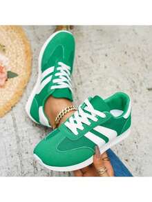 Ladies' Lightweight Retro Casual Sports Shoes - New Design For Spring And Summer 2026. White With Green And Red Accents. Round Toe Synthetic Microfiber Leather. EVA/PVC Cushioned Sole. Comfortable For All Seasons. Suitable For Running And Casual Outfits. Women's Sports Shoes, Versatile Footwear, Simple And Stylish Shoe Style, Fabric Lining. - 綠色 - 查看 1