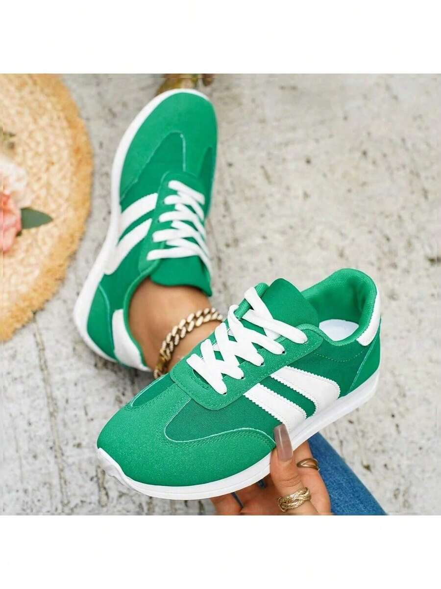 Ladies' Lightweight Retro Casual Sports Shoes - New Design For Spring And Summer 2026. White With Green And Red Accents. Round Toe Synthetic Microfiber Leather. EVA/PVC Cushioned Sole. Comfortable For All Seasons. Suitable For Running And Casual Outfits. Women's Sports Shoes, Versatile Footwear, Simple And Stylish Shoe Style, Fabric Lining. - 綠色 - 查看 1