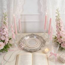 2支粉色长柄香氛蜡烛（不含烛台），直径0.78英寸，螺旋、扭曲和条纹设计，尖头造型。这些无烟大豆蜡烛非常适合装饰家居、卧室、节日、派对以及作为摄影道具。它们可以营造浪漫氛围，是婚礼装饰、结婚礼物、女士礼物和纪念品的理想之选。 - 2pcs - 查看 3