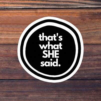 1/3/5张“她说的就是这个。” 3英寸乙烯基贴纸，经典笑话语录贴纸；适用于笔记本电脑、水瓶、保温杯、手机壳、平板电脑、笔记本、计划本、日记本、办公桌、车窗；适合上班族、同事、喜剧爱好者、游戏玩家、表情包收藏家；幽默贴纸、表情包贴纸、语录贴纸、字体贴纸、流行文化贴纸，防水模切乙烯基材质